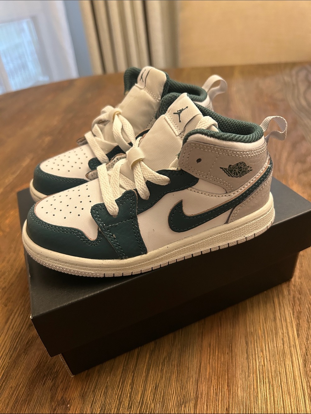 New with box Jordan 1 mid SE size 9C